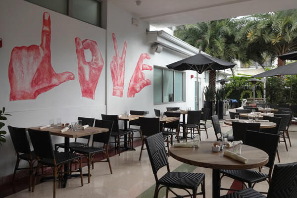 outdoor dining in Miami Beach